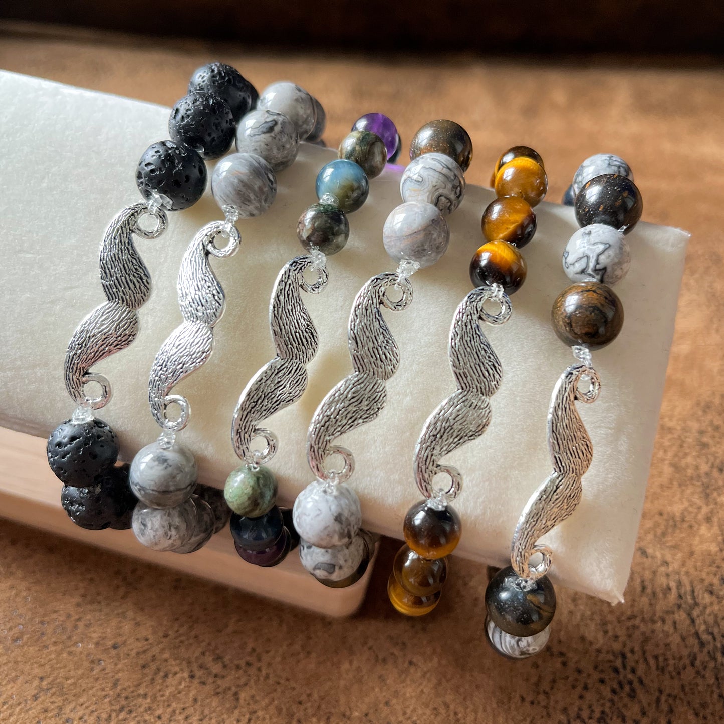 BRACELETS PERLES NATURELLES ET MOUSTACHE