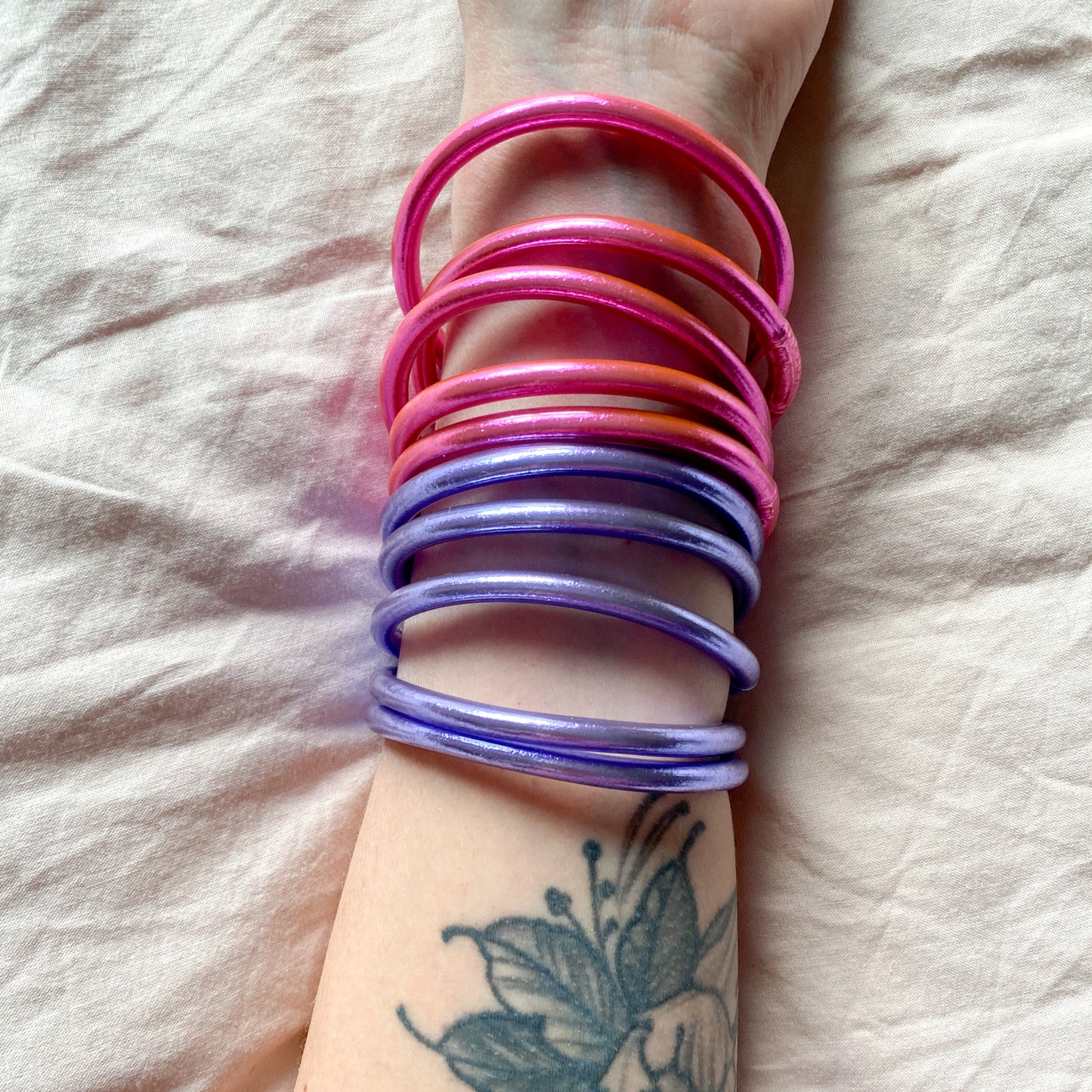 bracelets-joncs-bouddhistes-accumulation-lilas-rose-fuchsia-23-avril